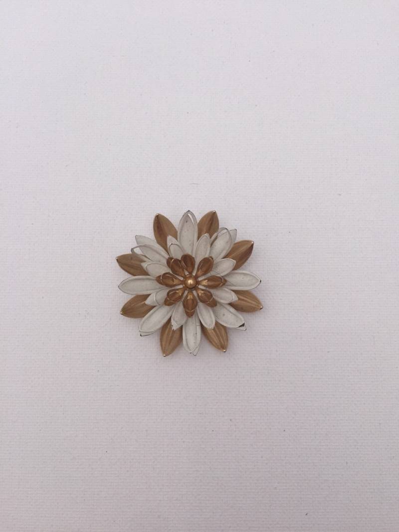Vintage Goldton Und Weiß Emaille Blume Pin/Brosche Vintage Goldton Und Weiß Emaille Blume Pin/Brosche von JaneJosephVintage