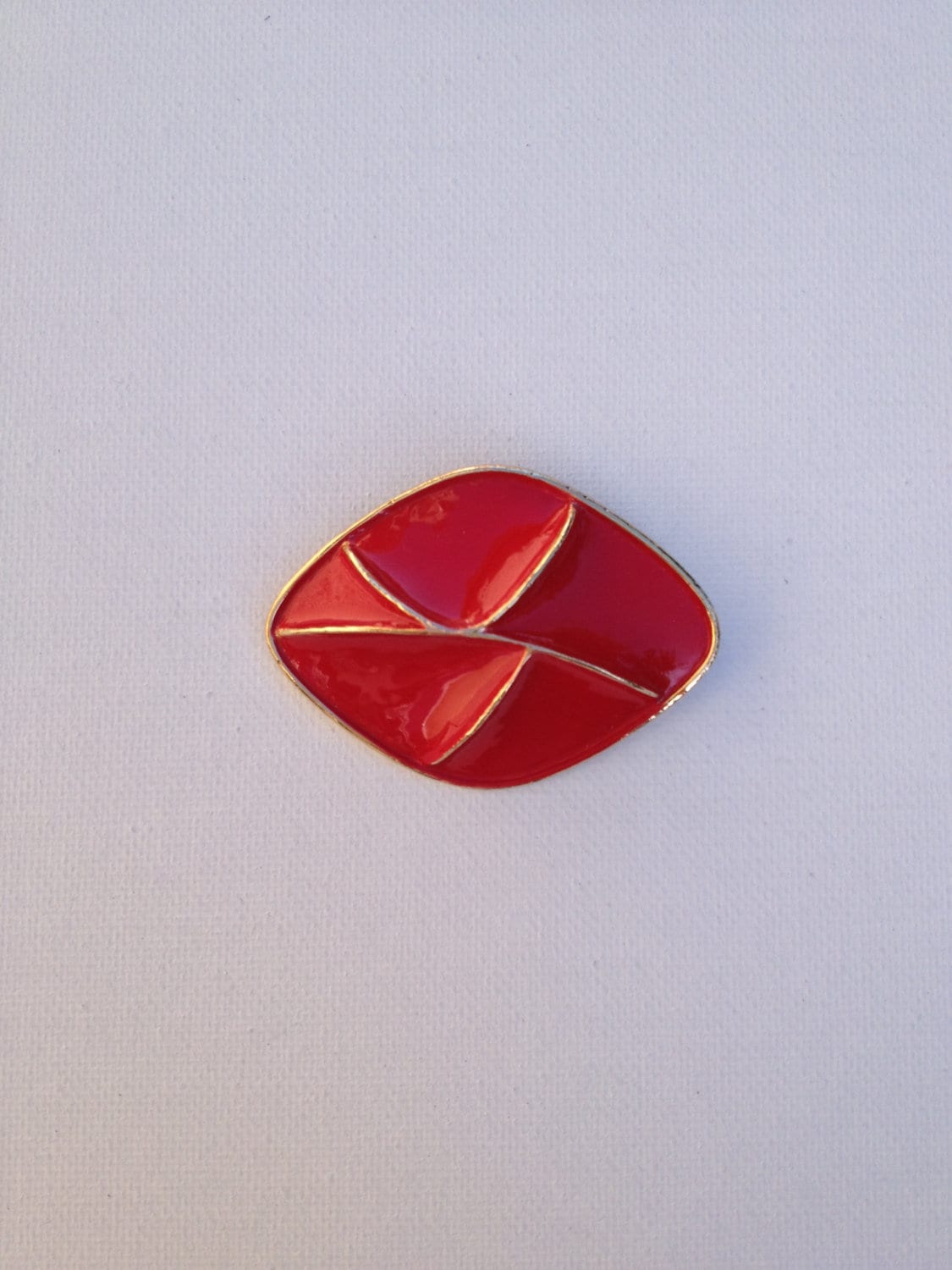 Vintage Rot Und Goldtone Emaille Pin/Brosche von JaneJosephVintage
