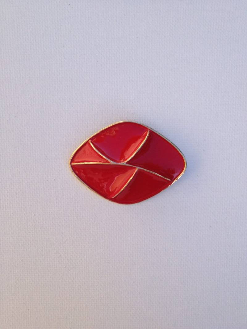 Vintage Rot Und Goldtone Emaille Pin/Brosche Vintage Rot Und Goldtone Emaille Pin/Brosche von JaneJosephVintage
