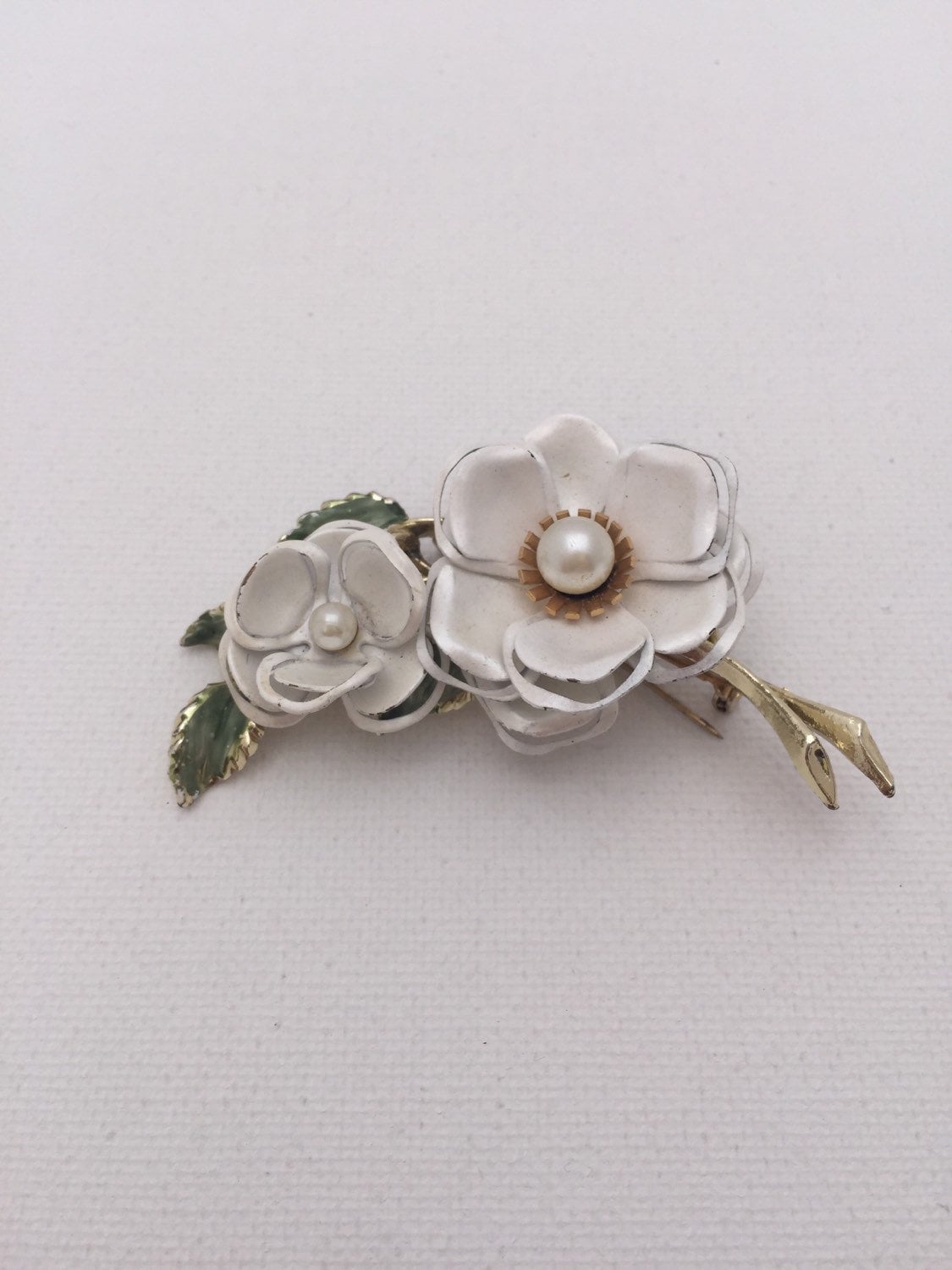 Vintage Schillernde Weiße Perle Goldton Blume Pin/Brosche von JaneJosephVintage