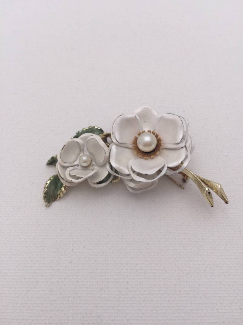 Vintage Schillernde Weiße Perle Goldton Blume Pin/Brosche Vintage Schillernde Weiße Perle Goldton Blume Pin/Brosche von JaneJosephVintage