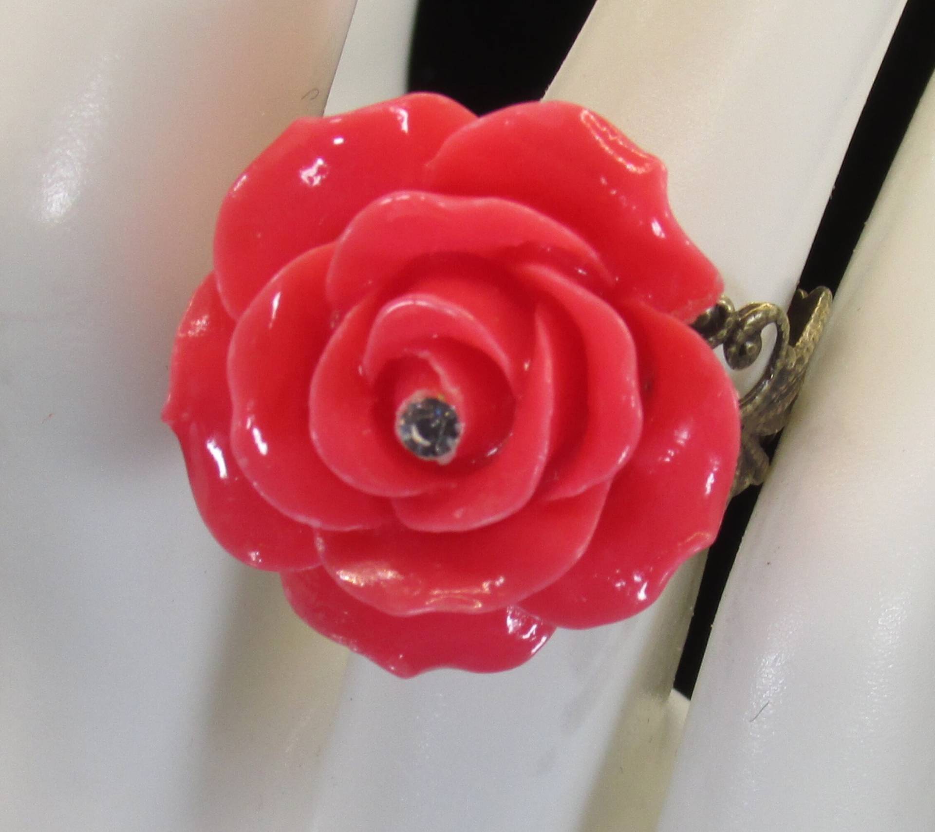 Korallenfarbe Rose Hübscher Verstellbarer Blumenring Mit Strasssteinen Korallenfarbe Rose Hübscher Verstellbarer Blumenring Mit Strasssteinen von JaneMarieDesign