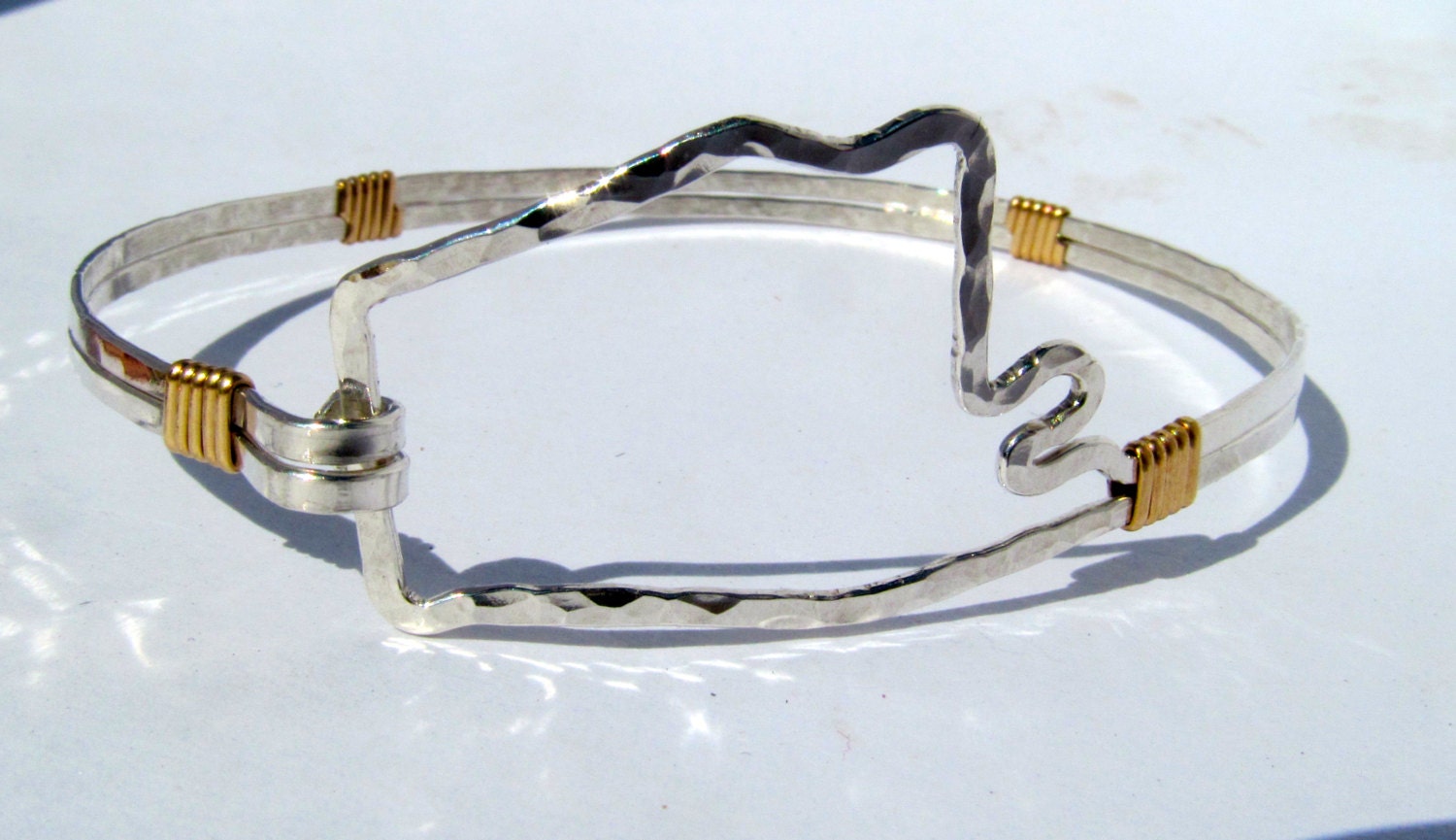 Alabama Armband, Zustand Umriss Geformtes Armband Aus Draht Gehämmert von JaneMcCroryJewelry