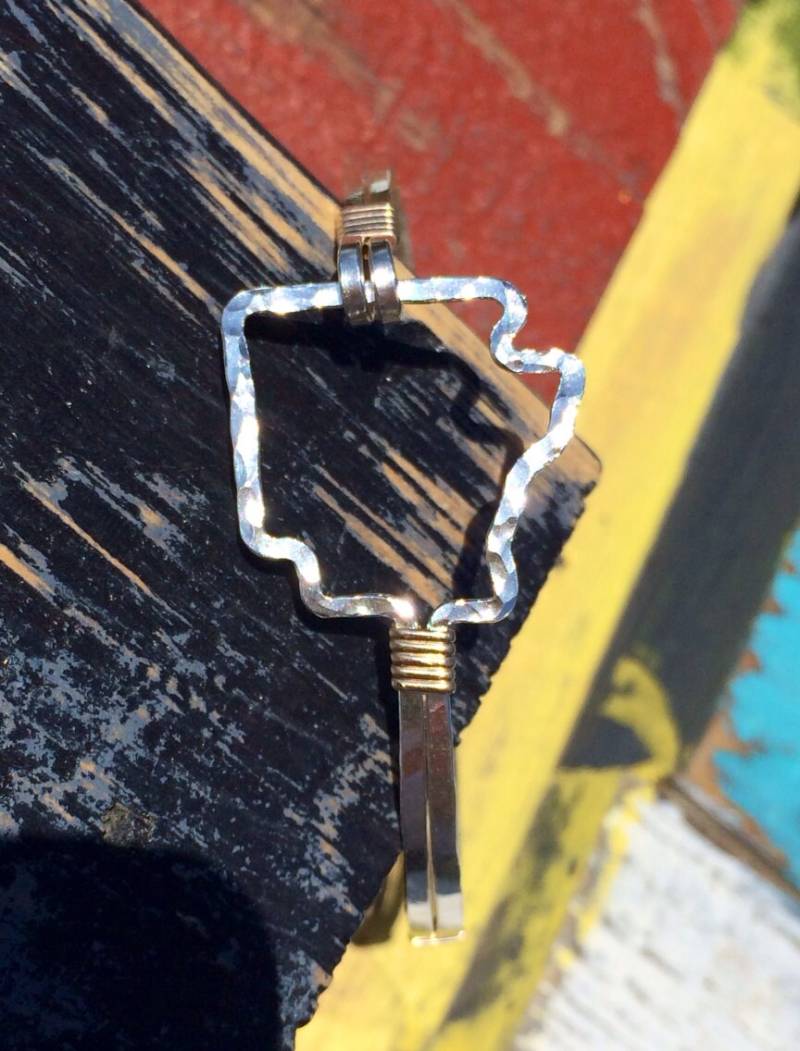 Arkansas Förmige Armband Gehämmert in Argentium Sterling Silber Eingewickelt 14K Gold Filled, Gliederarmband von JaneMcCroryJewelry