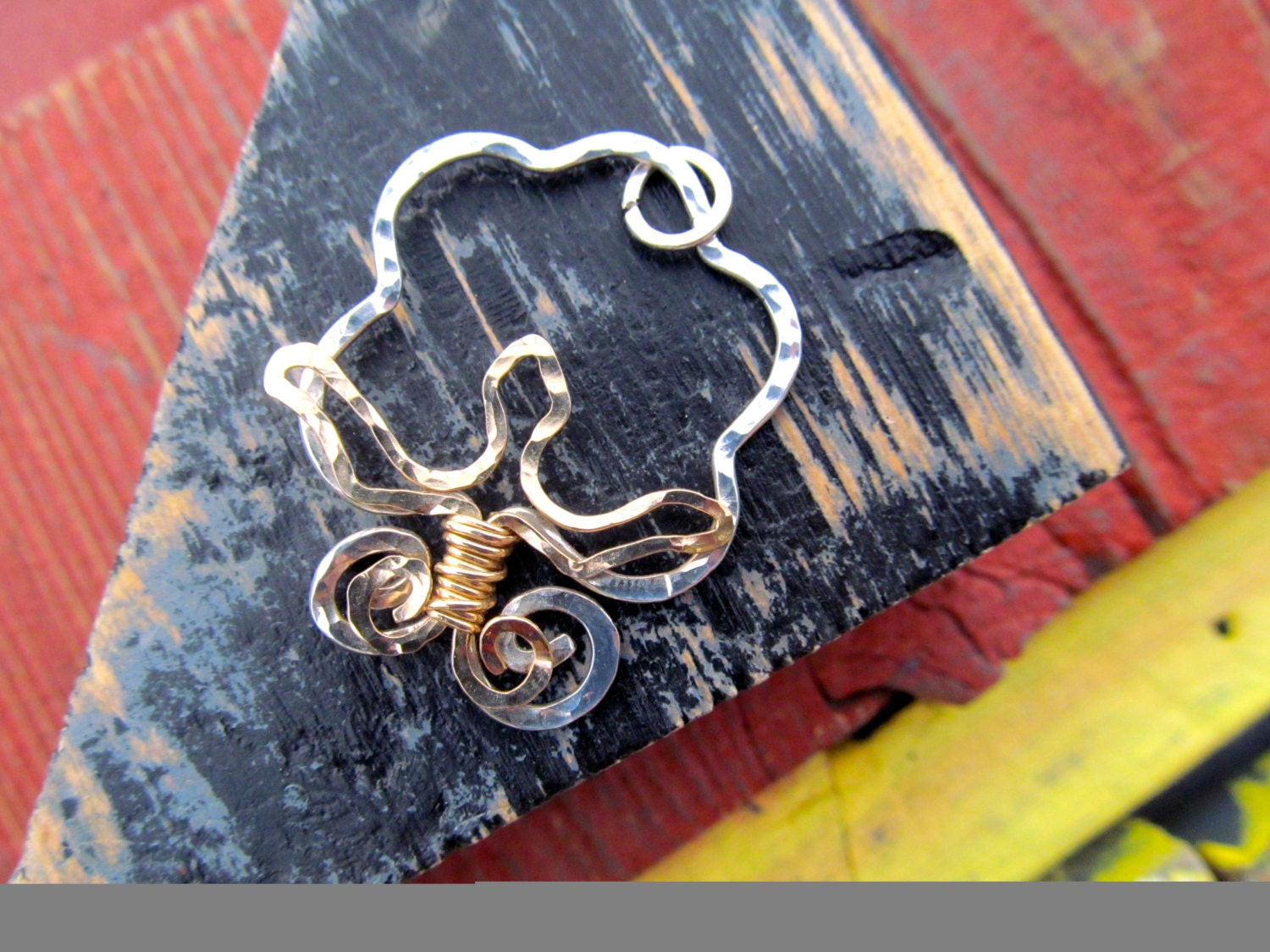 Baumwollkapsel-Halskette Aus Argentium/Gehämmertem Argentium/Sterlingsilber Und 14K Gold Filled Draht An Einer Sterlingsilber-Kette von JaneMcCroryJewelry