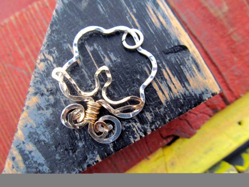 Baumwollkapsel-Halskette Aus Argentium/Gehämmertem Argentium/Sterlingsilber Und 14K Gold Filled Draht An Einer Sterlingsilber-Kette von JaneMcCroryJewelry