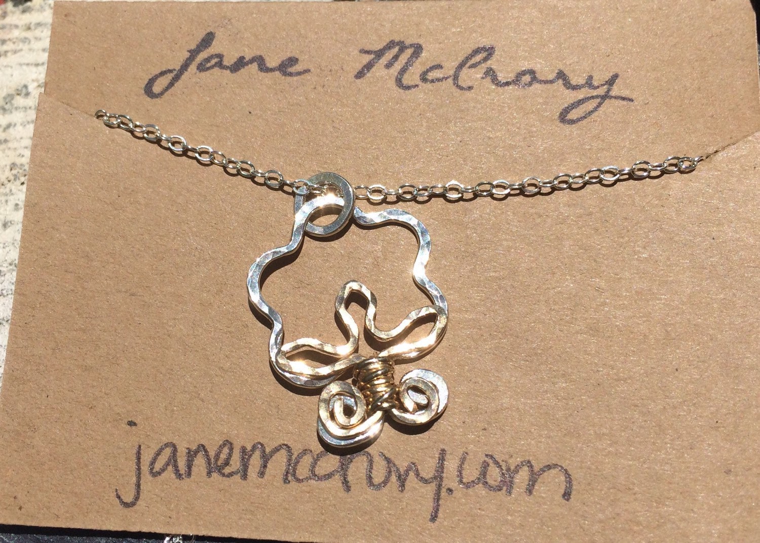 Baumwollkapsel-Halskette Aus Argentium/Gehämmertem Argentium/Sterlingsilber Und 14K Gold Filled Draht An Einer Sterlingsilber-Kette von JaneMcCroryJewelry