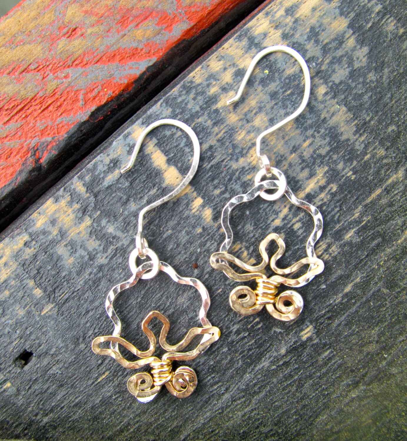 Baumwollkapsel Ohrringe in Sterling Und Gold Gehämmert, Mississippi Schmuck, Dreieck Baumwolle von JaneMcCroryJewelry