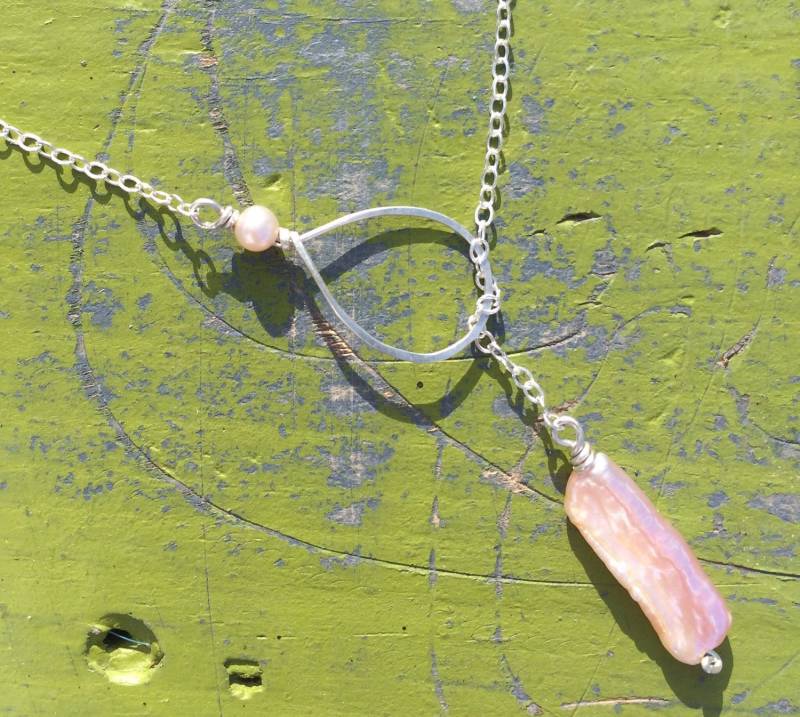 Biwa Perle Lariat Mit Gehämmerter Schleife Aus Sterlingsilber, Pearl Halskette Sterlingsilber von JaneMcCroryJewelry