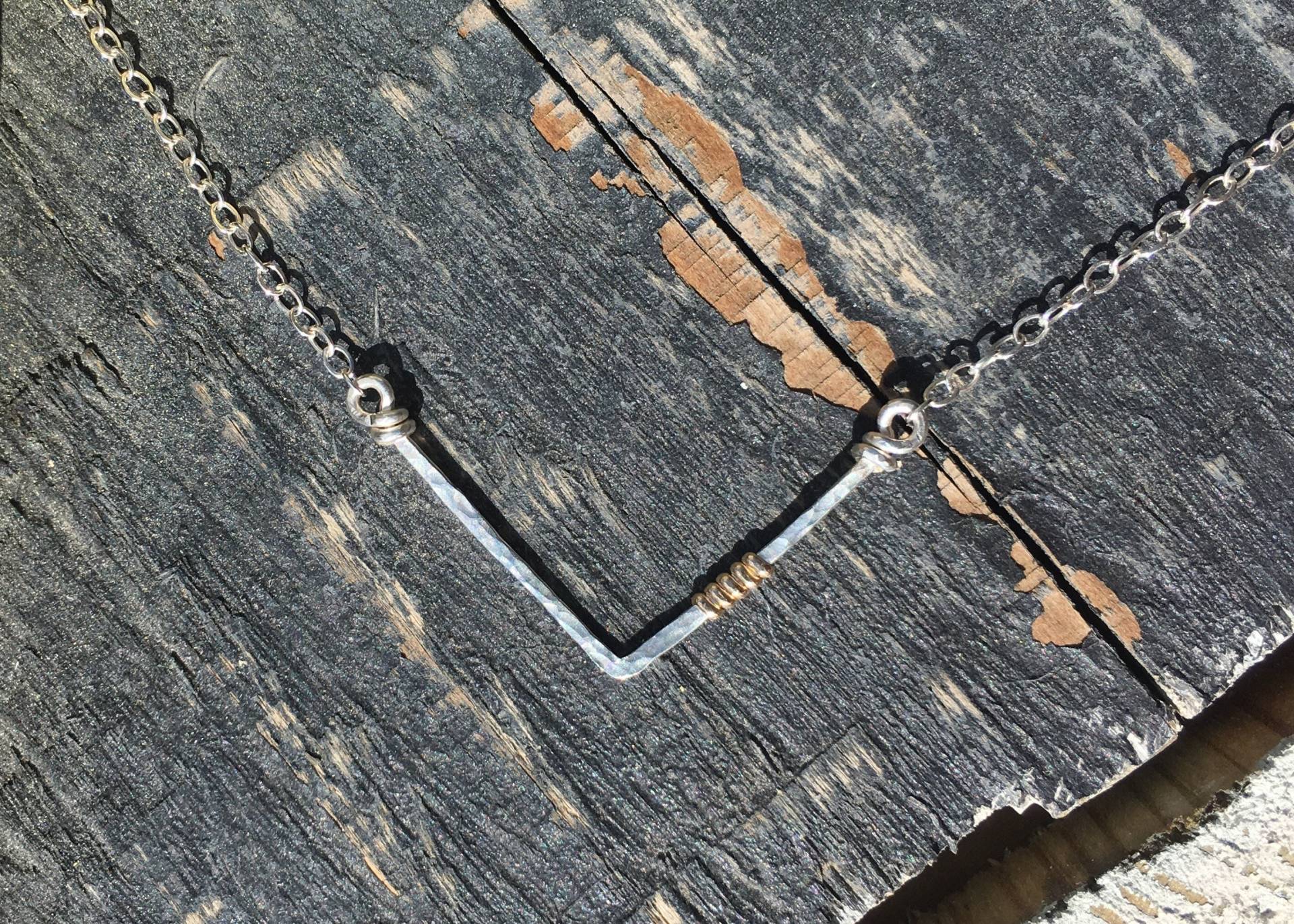 Chevron Gehämmerte Drahthalskette Aus Sterlingsilber Mit 14K Gold Filled, Einfache Stabhalskette von JaneMcCroryJewelry