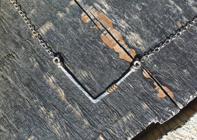 Chevron Gehämmerte Drahthalskette Aus Sterlingsilber Mit 14K Gold Filled, Einfache Stabhalskette von JaneMcCroryJewelry