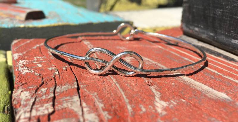 Das Knotenarmband Gehämmert in Silber Oder Gold Filled, Matrosen 8 Knoten Armband, Infinity Armband Draht Gewickelt, Brautjungfern Geschenk von JaneMcCroryJewelry