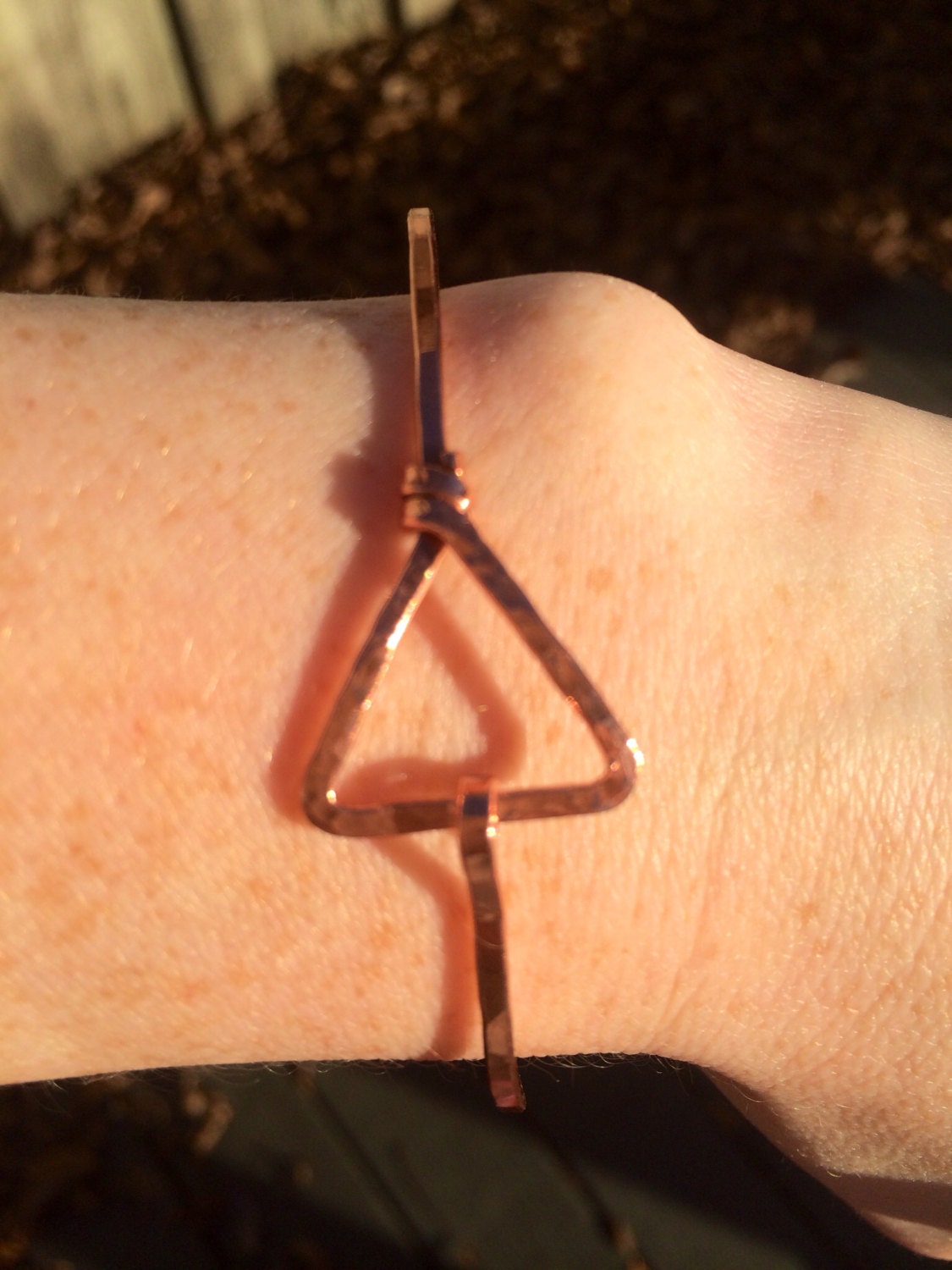 Delta Armband, Gehämmertes Kupfer Mississippi Dreieck Armband von JaneMcCroryJewelry