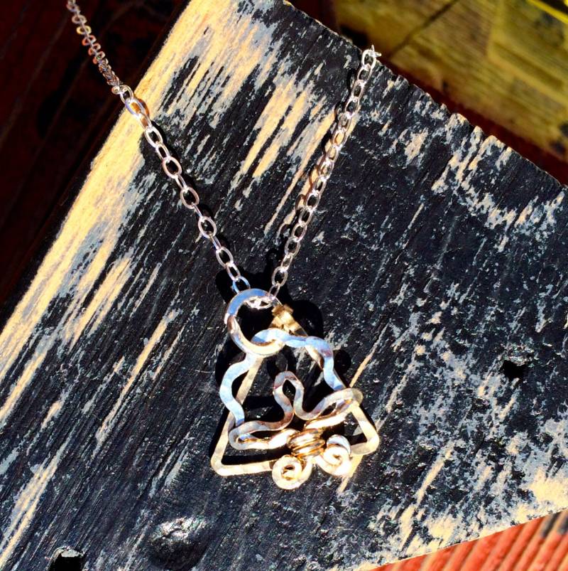 Delta Baumwollkapsel Halskette, Baumwollkapsel, Gehämmertes Sterling Silber Und 14K Gold Filled Draht An Einer Kette von JaneMcCroryJewelry