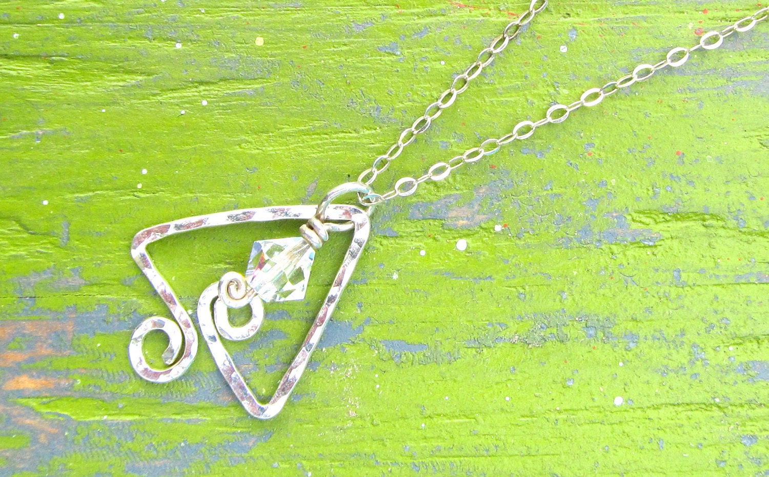 Delta Halskette in Sterling Silber Mit Swarovski Kristall, Halskette, Gehämmerte Dreieck von JaneMcCroryJewelry