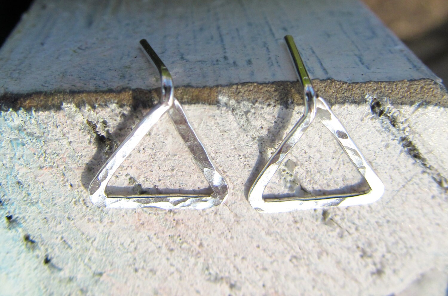 Delta Ohrstecker Gehämmert in Sterling Silber, Dreieck Argentium Silber Ohrringe von JaneMcCroryJewelry