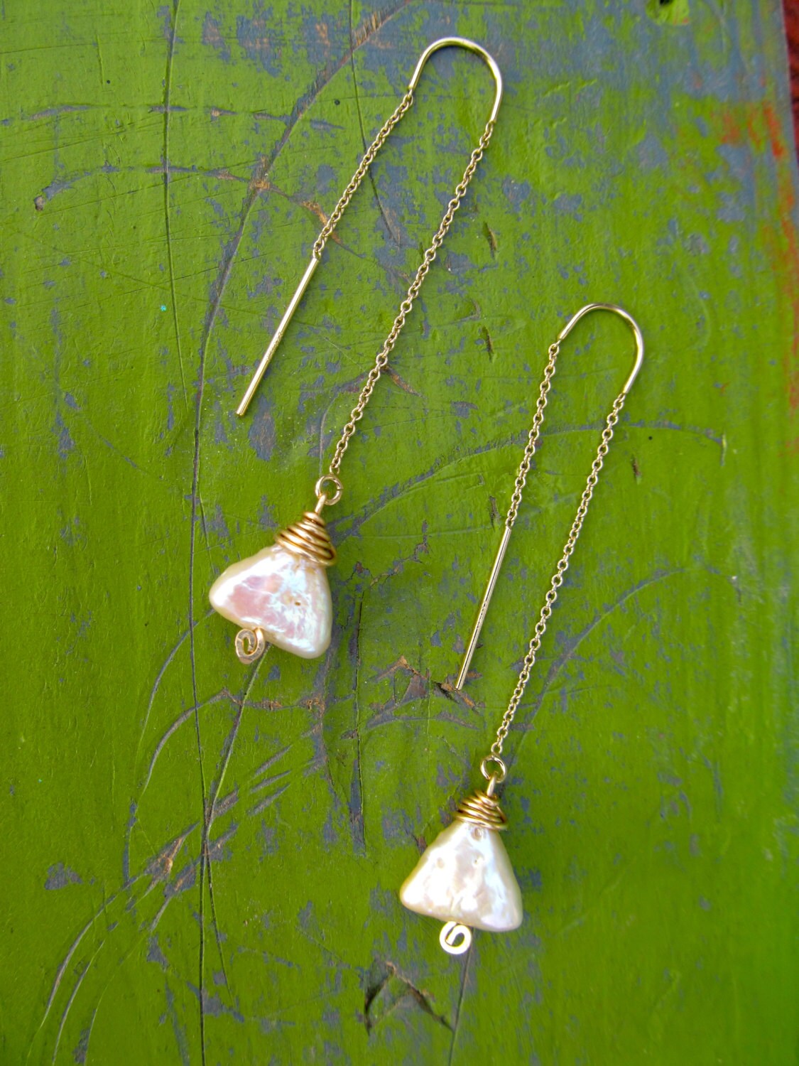 Delta Perlen Gold Ohrfäden, Dreieck Ohrringe von JaneMcCroryJewelry