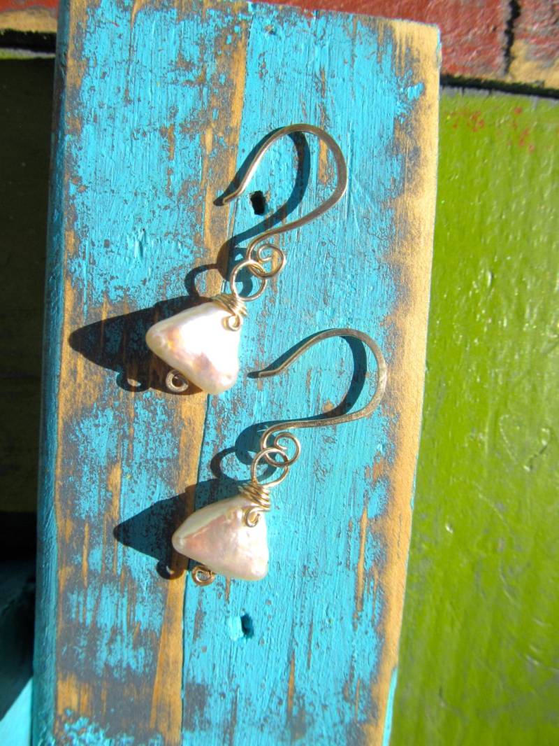 Delta Perlen Gold Ohrringe, 14K Gefüllt Dreieck von JaneMcCroryJewelry