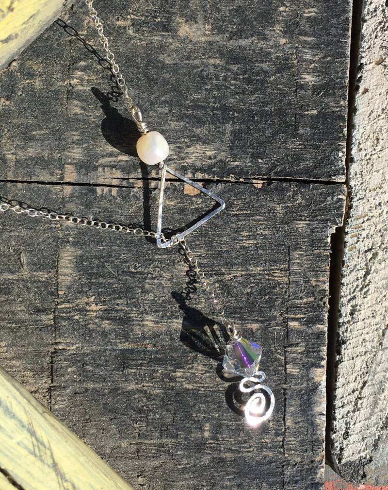 Delta River Lariat Aus Gehämmertem Sterlingsilber Mit Swarovski Und Perle. Dreieck Lariat, Sterling Silber Halskette, Griechisch, Geometrisch von JaneMcCroryJewelry