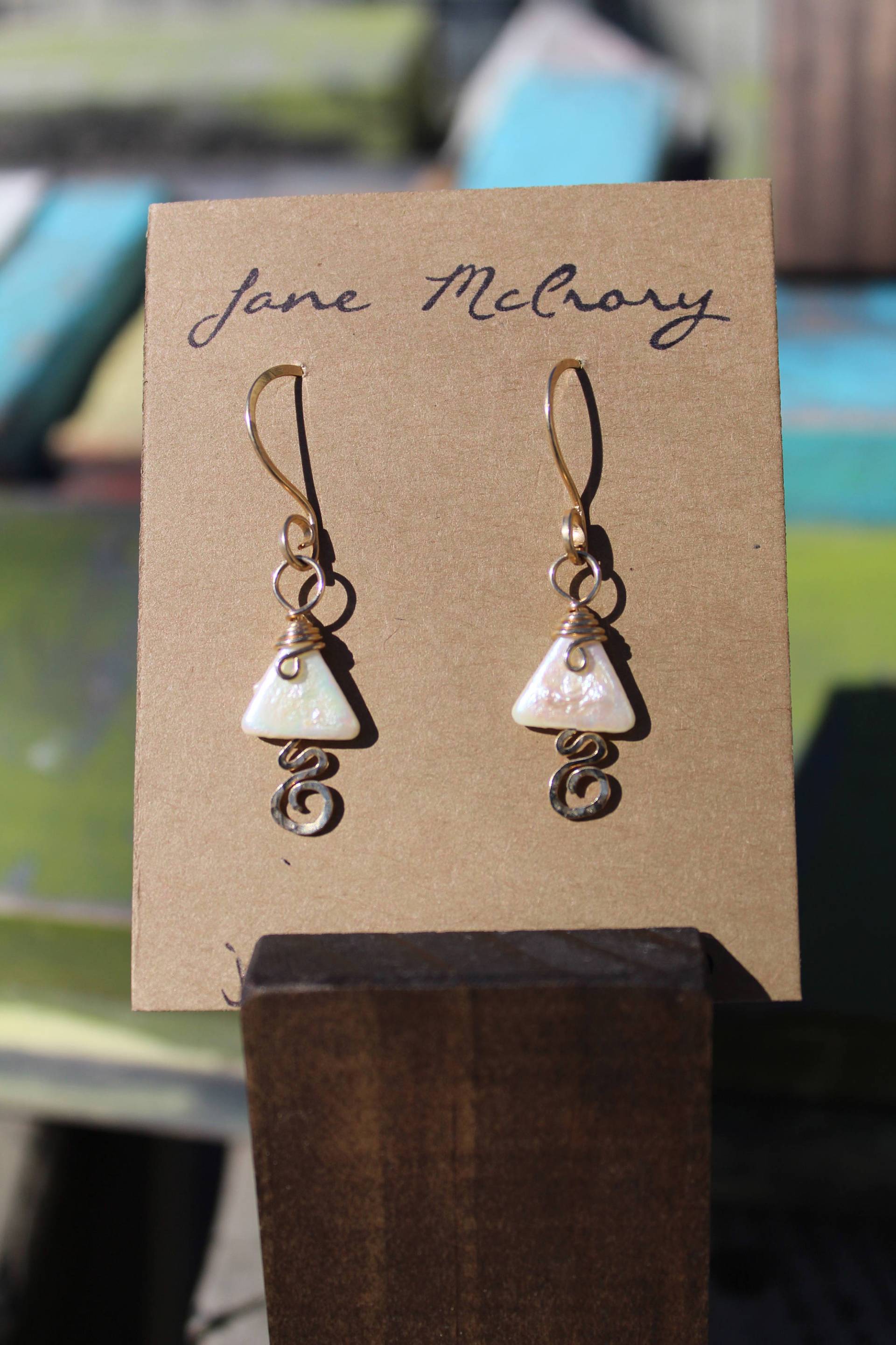 Delta River Pearl Ohrringe in Gold, Mississippi Ohrringe, Delta, Schmuck, Perlenfluss, Ms Fluss, Dreieck von JaneMcCroryJewelry