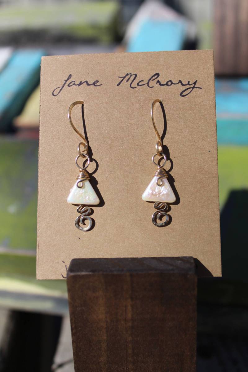 Delta River Pearl Ohrringe in Gold, Mississippi Ohrringe, Delta, Schmuck, Perlenfluss, Ms Fluss, Dreieck von JaneMcCroryJewelry