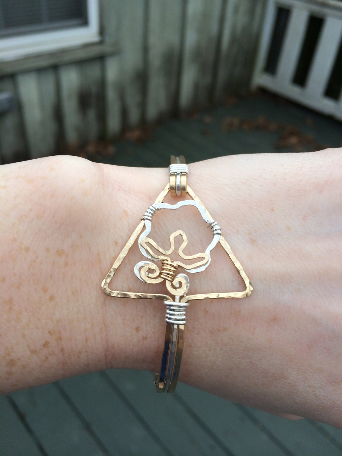 Dreieck Baumwoll-Boll Armband, Armband Gehämmert in Gold Und Silber von JaneMcCroryJewelry