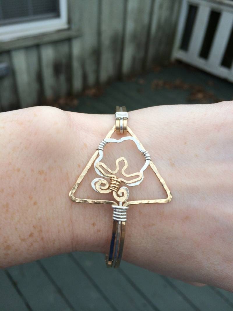 Dreieck Baumwoll-Boll Armband, Armband Gehämmert in Gold Und Silber von JaneMcCroryJewelry