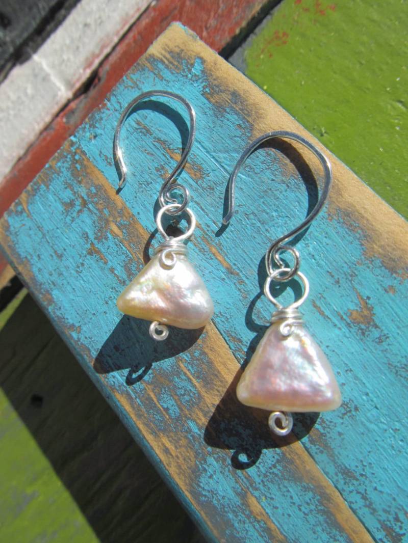 Dreieck Delta Perlen Argentium Sterling Ohrringe, Silber Dreieckige von JaneMcCroryJewelry