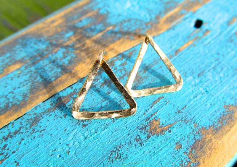 Dreieck Ohrstecker Gehämmert in 14K Gold Fill, Ohrringe von JaneMcCroryJewelry