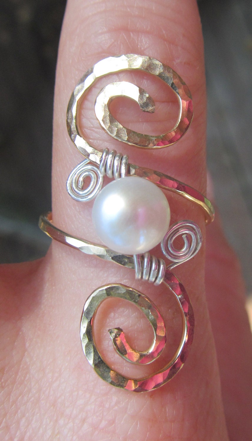 Goldperlen Ring, Gehämmert in 14K Gold Filled Ring Mit Perle Gewickelt Argentium Sterling, Perlen Spiral Infinity von JaneMcCroryJewelry