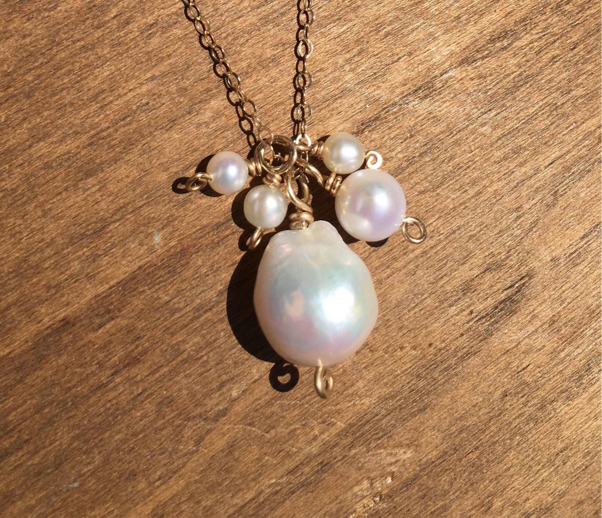 Große Perlen-Cluster Aus Draht in Gold Gewickelt, Drahtgewickelte Perlenkette von JaneMcCroryJewelry