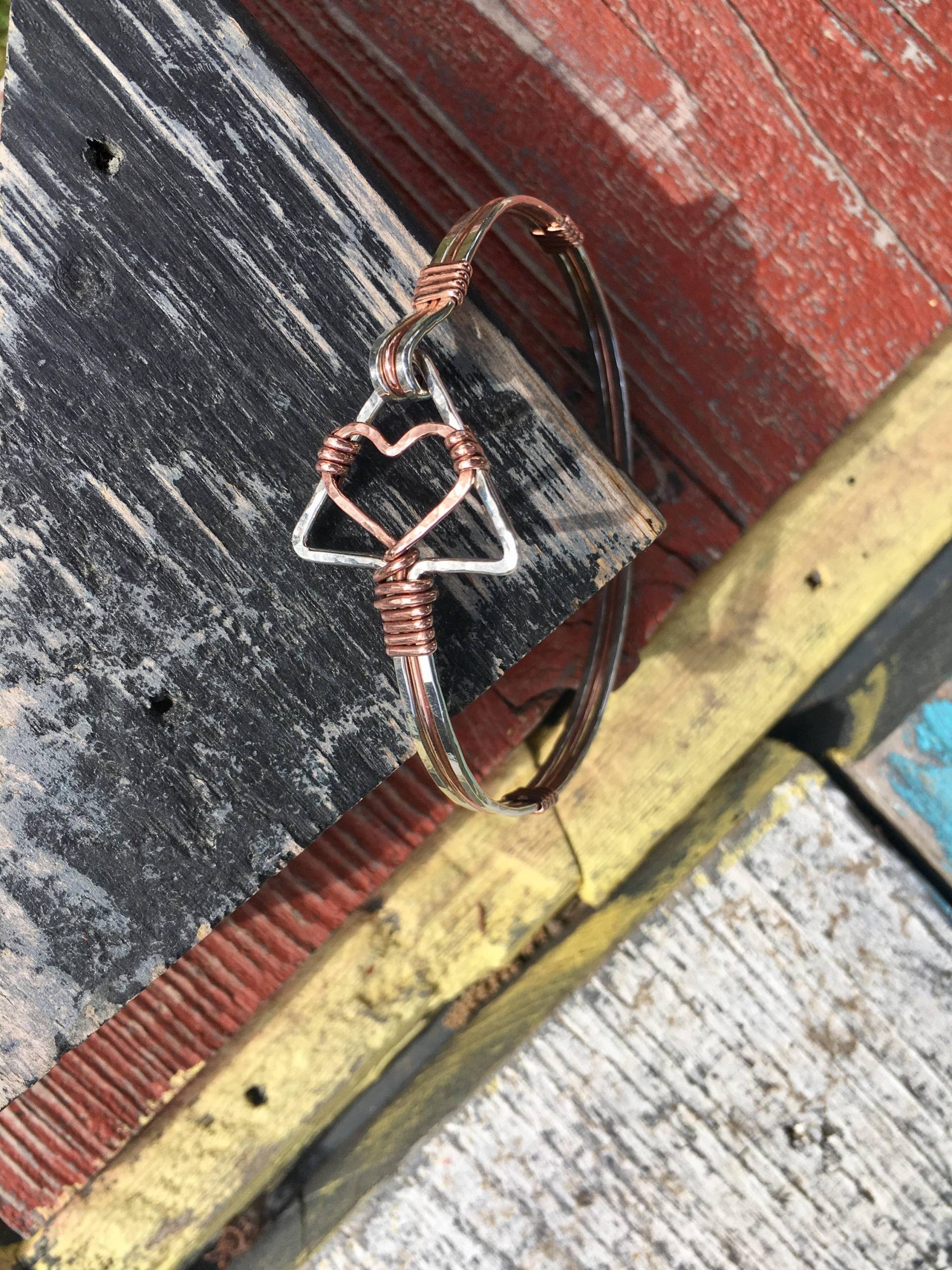 Herz Des Delta Armbandes Aus Kupfer Und Argentium Sterling Silber, Gehämmertes Drahtdelta Armband, Liebe von JaneMcCroryJewelry