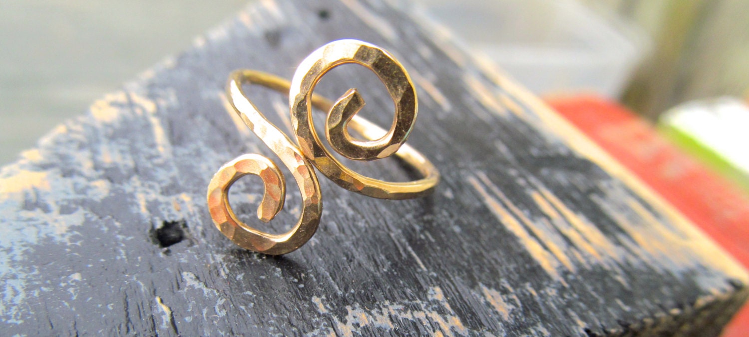 Infinity Drahtring in 14K Gold Filled Gehämmert, Spiral Gold Unendlich Ring, Verstellbarer Infinity Draht Gewickelt Ring von JaneMcCroryJewelry