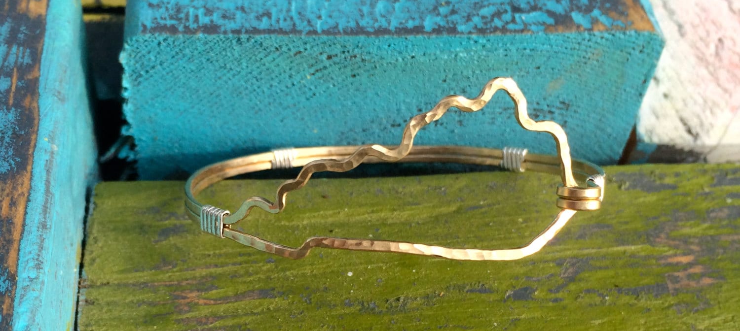 Kentucky Armband, Zustand Umriss Geformtes Armband Aus Draht Gehämmert von JaneMcCroryJewelry