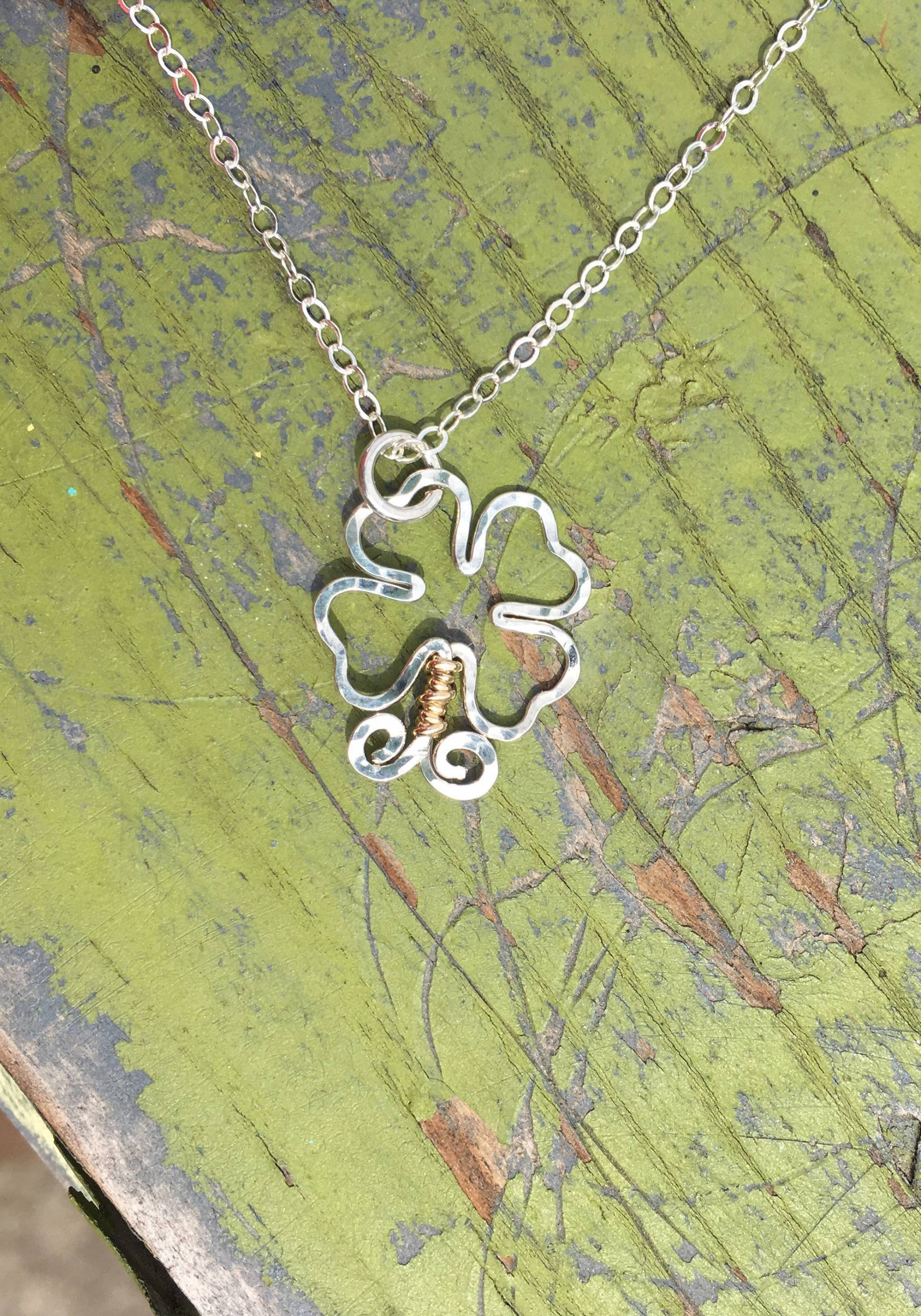 Kleeblatt Halskette, 4H St. Patricks Day Halskettegehämmertes 4 Blatt Aus Sterling Silber Und 14K Gold Filled Wire On von JaneMcCroryJewelry