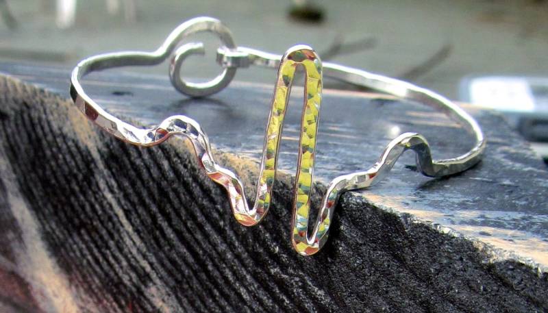 Krankenschwester Herzschlag Armband Gehämmert in Argentium Sterling Silber Ekg, Sinusrhythmus, Arzt, Krankenschwestern, Puls von JaneMcCroryJewelry