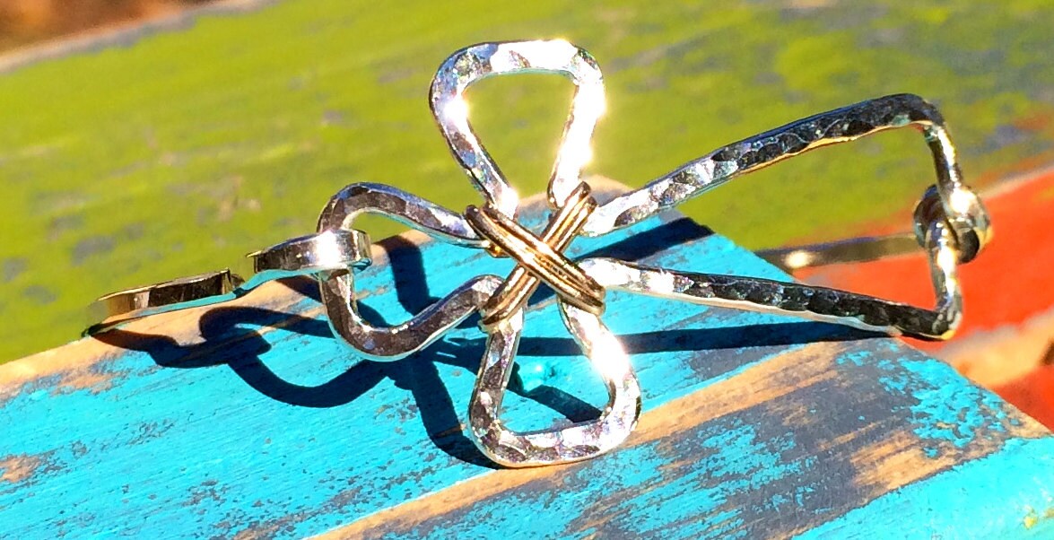 Kreuz Armband Gehämmert in Argentium Sterling Silber Gewickelt Golddraht, Armband, Seitliches Kreuz, Filigranes von JaneMcCroryJewelry