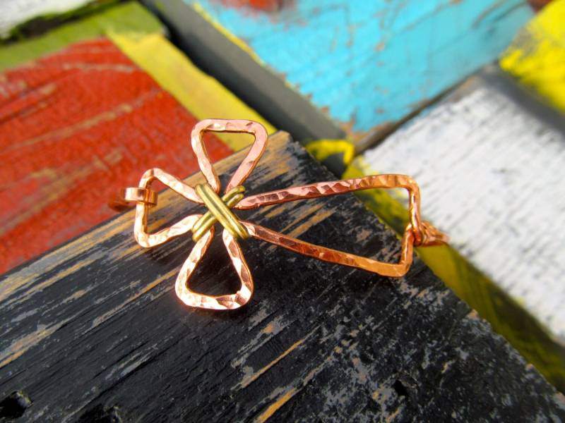 Kreuz Armband Gehämmert in Kupfer Gewickelt Mit Messing, Kupferdraht Armband, Seitliches Kreuz, Filigree von JaneMcCroryJewelry