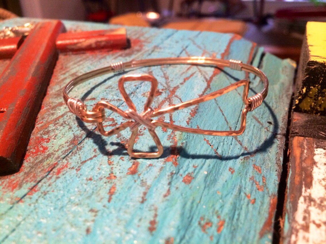 Kreuz Armband in Gold Gehämmert Mit Silber, Christliches Armband, Schmuck, Gehämmertes Kreuz, Draht Gewickelt von JaneMcCroryJewelry