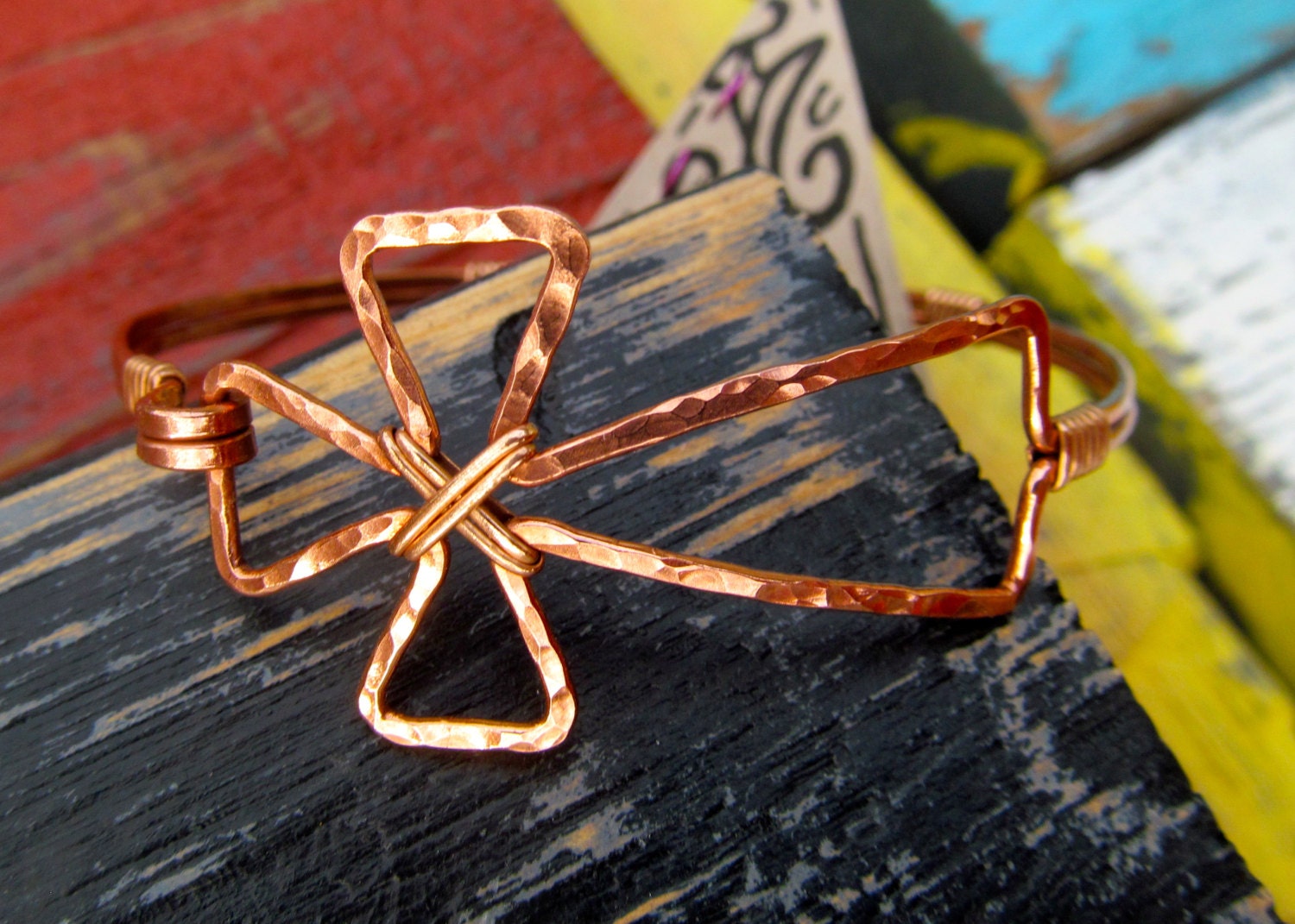 Kreuz Armband in Kupfer Messing Gewickelt, Draht Gewickelt Armband, Christliches Kreuz, Gehämmertes Juwel von JaneMcCroryJewelry