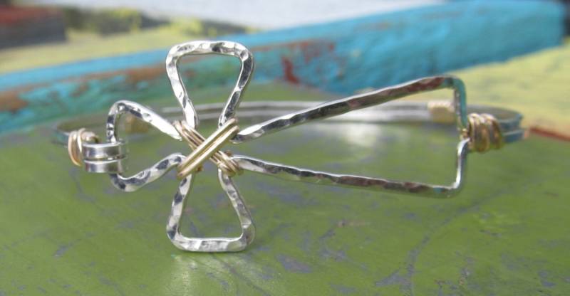 Kreuz Armband in Sterling Mit Gold, Christliches Armband, Schmuck, Gehämmertes Kreuz, Silber Schmuck von JaneMcCroryJewelry