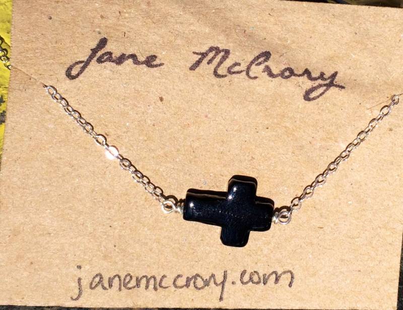 Kreuz Halskette, Schwarzer Onyx Seitlich An Sterling Silber Kette von JaneMcCroryJewelry