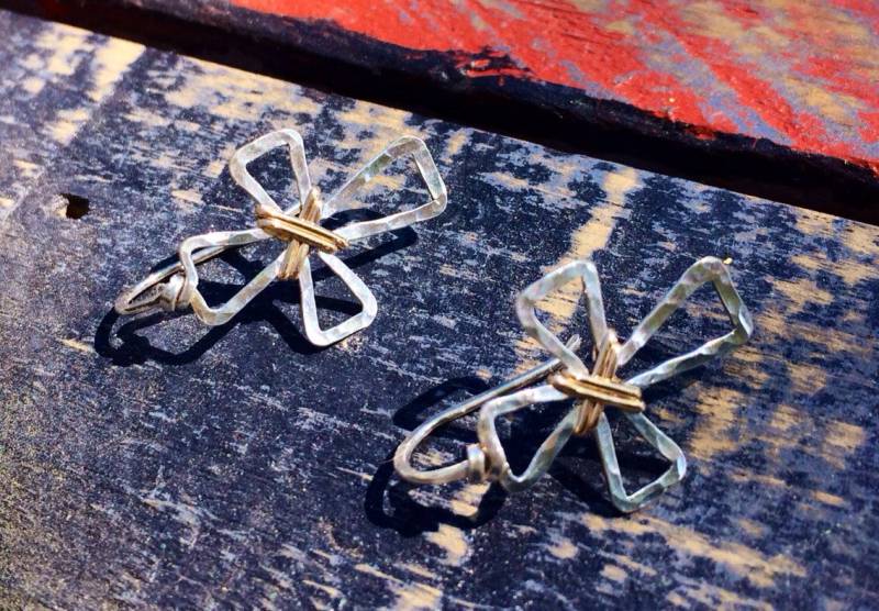 Kreuz Ohrringe in Sterling Silber Gehämmert von JaneMcCroryJewelry