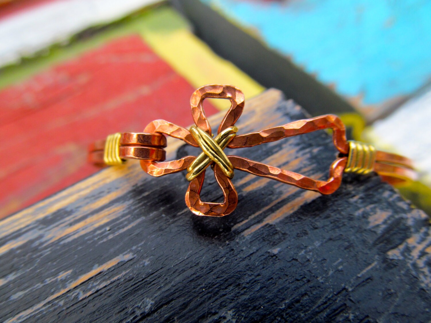 Kupfer Kreuz Armband Mit Messing, Draht Gewickelt Armband, Christliches Kreuz, Gehämmert Schmuck von JaneMcCroryJewelry