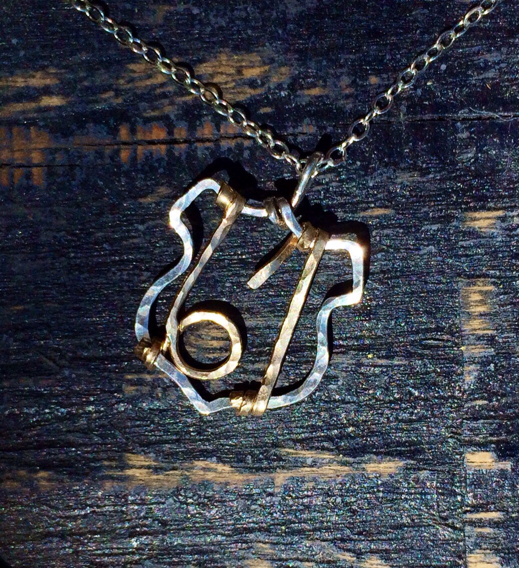 Landstraße 61 The River Road Anhänger An Sterling Silber Kette von JaneMcCroryJewelry