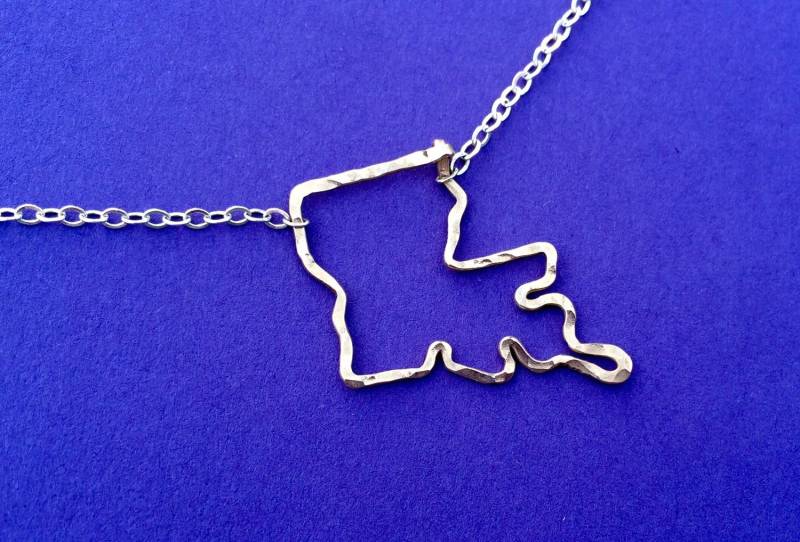 Louisiana Förmige Zustand Halskette Gehämmert in Golddraht, Schmuck, Gold Und Sterling Silber von JaneMcCroryJewelry