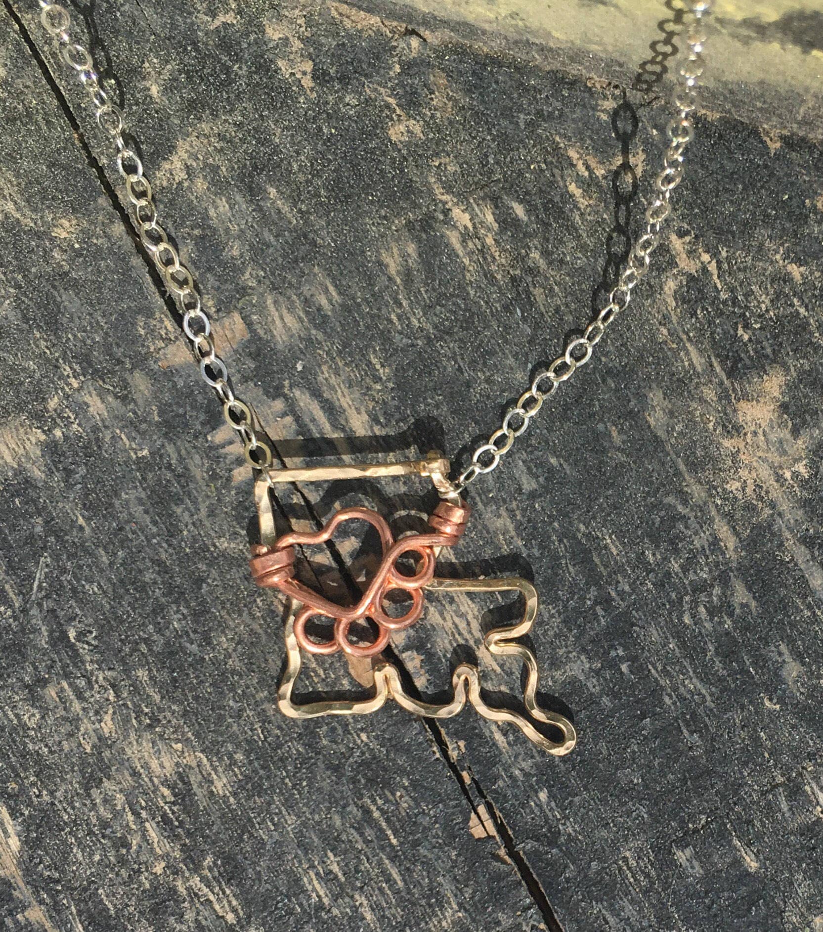 Louisiana Förmiger Tigerpfotenabdruck, Gehämmerte Zustandshalskette in 14 Karat Gold Filled Draht, Schmuck, Gold Und Sterling Silber Ne von JaneMcCroryJewelry