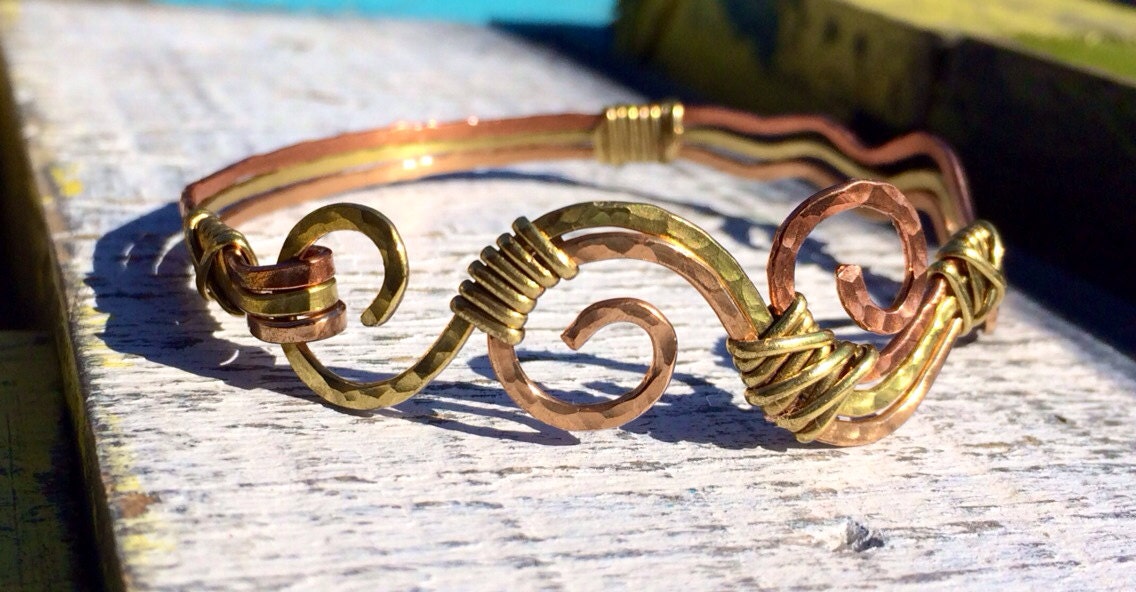 Mighty Mississippi River Armband Gehämmert in Gemischten Metallen Kupfer, Messing Und Bronze. Dreifarbiges Fluss von JaneMcCroryJewelry