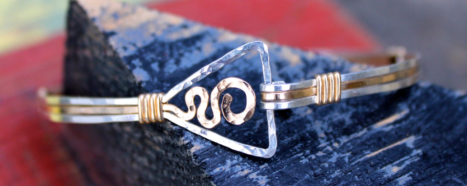 Mississippi Delta River Armband Gehämmert in Argentium Sterling Silber Und Gold, Armband, Ms Fräulein Delta von JaneMcCroryJewelry