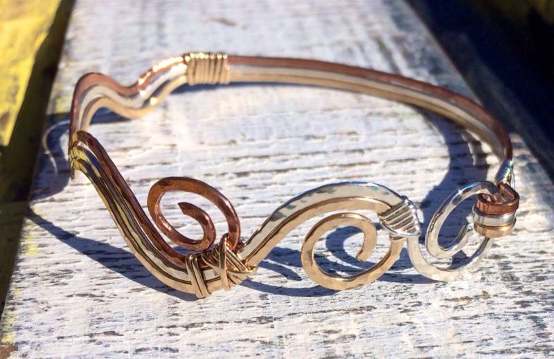 Mississippi Fluss Armband Gehämmert in Gemischten Metallen Sterling, Gold Filled, Kupfer von JaneMcCroryJewelry